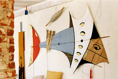 PEZ II — 2009 — Medidas: 1,90 m X 1,10 m (Total: 12 m)Materiais: Bambu Tela de resina. Papel. Acrílico Tela Cartulina Algodon. Papel Encerado — Fabio Crisanti
